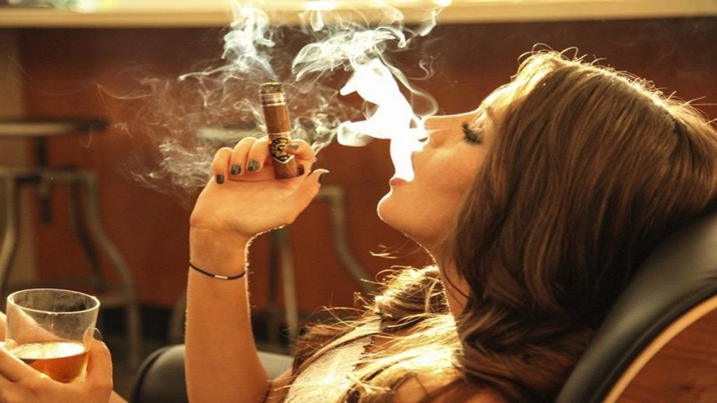 The Best Way to Smoke a Cigar 100 Cigar Lady Will Teach You The