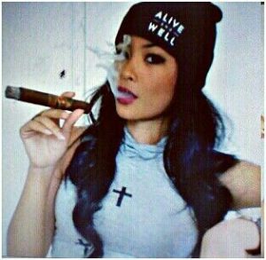 100 Amatuer Cigar Smoker Girl Sexy Selfies – The CigarMonkeys