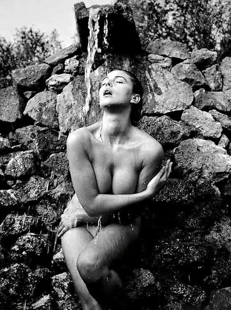 30 HOT Black & White photoes from Monica Bellucci.
