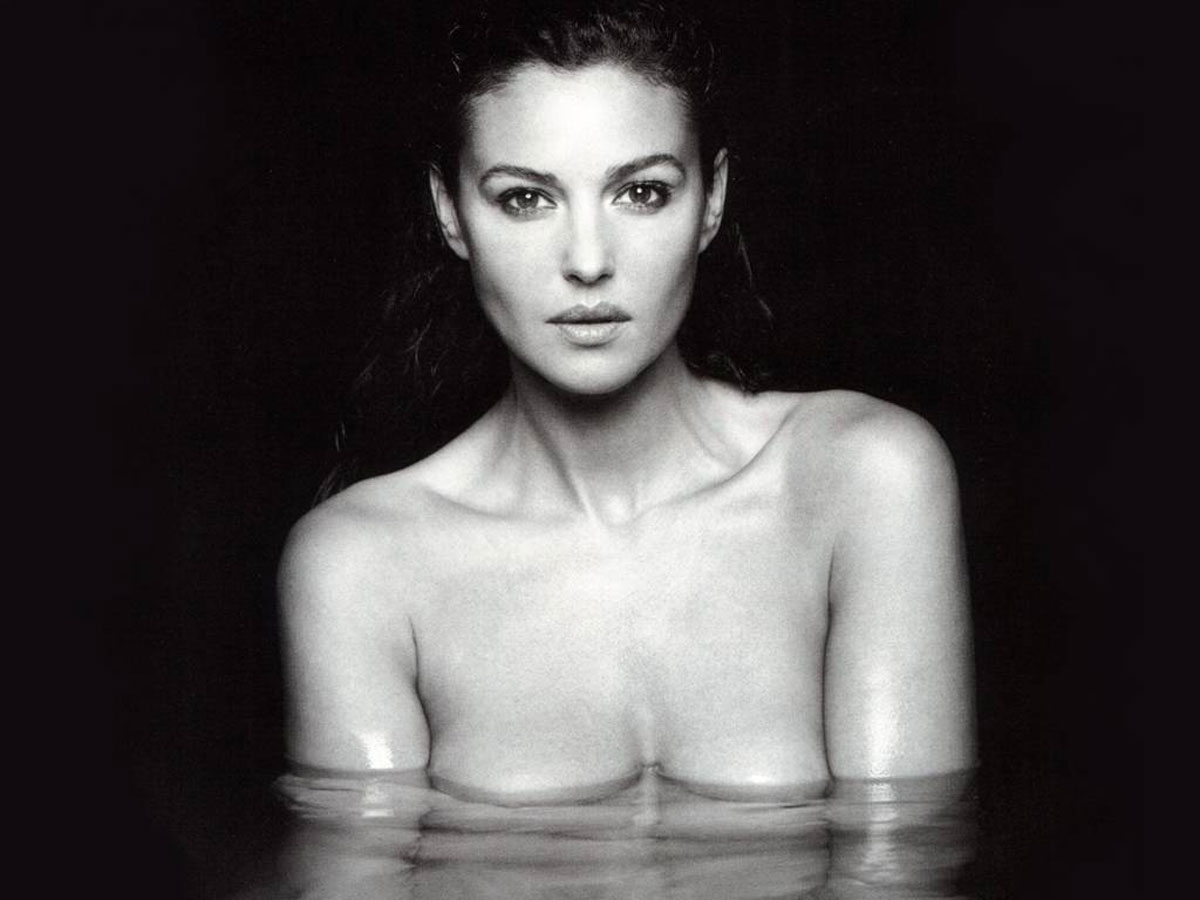 30 HOT Black & White photoes from Monica Bellucci.