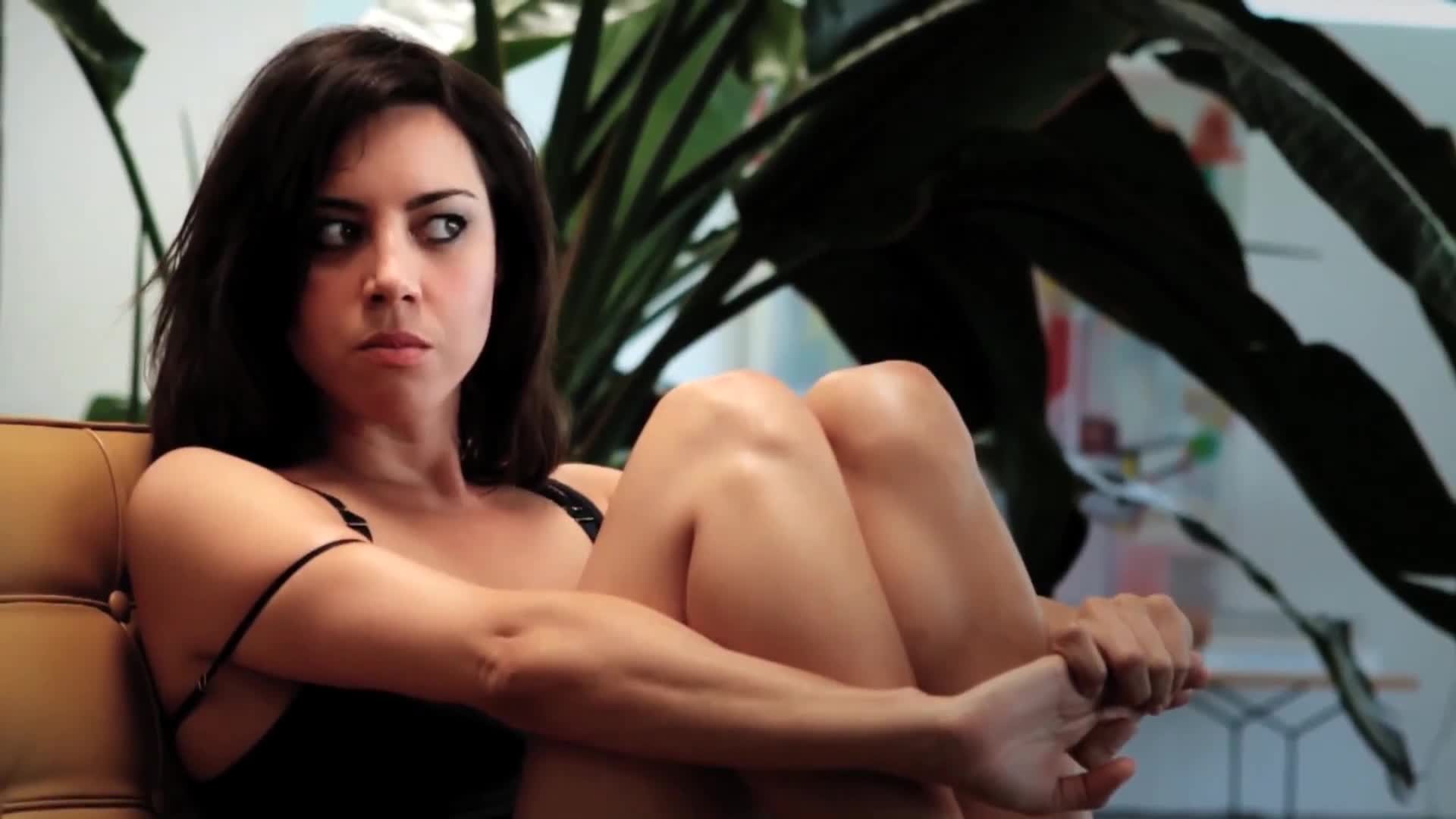 Sexy 80 Photoes of Aubrey Plaza - Smoking and Sexing.