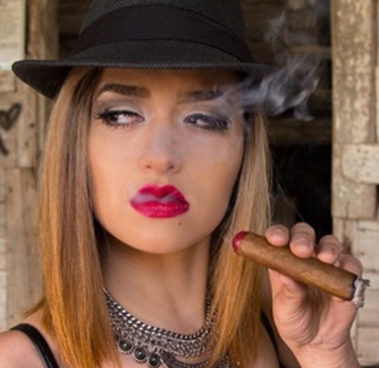 cigar smoking fashion - cigar hat style - hot cigar ladies smoking