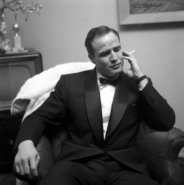 Marlon Brando – smokes cigar and cigarette – cigarmonkeys.com – famous