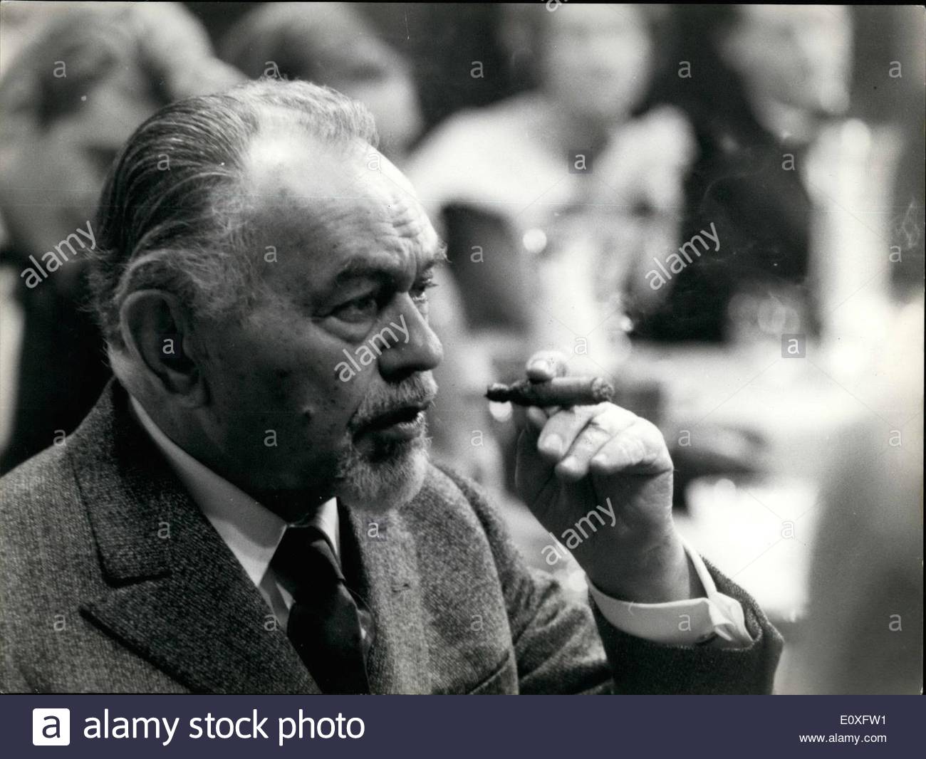 Edwar G. Robinson smokes cigar and pipe (101 photos) – Famous Cigar
