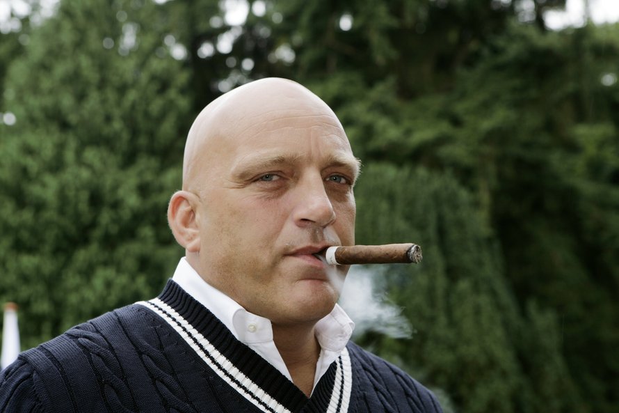 Herman den chef smokes cigar (30 photos) – cigarmonkeys.com The CigarMonkeys