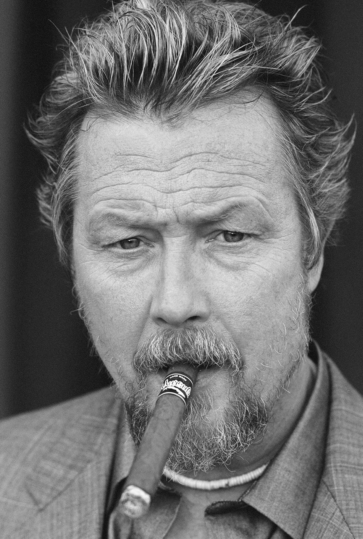 Robert Patrick smokes a cigar (11 pictures) – cigarmonkeys.com – The